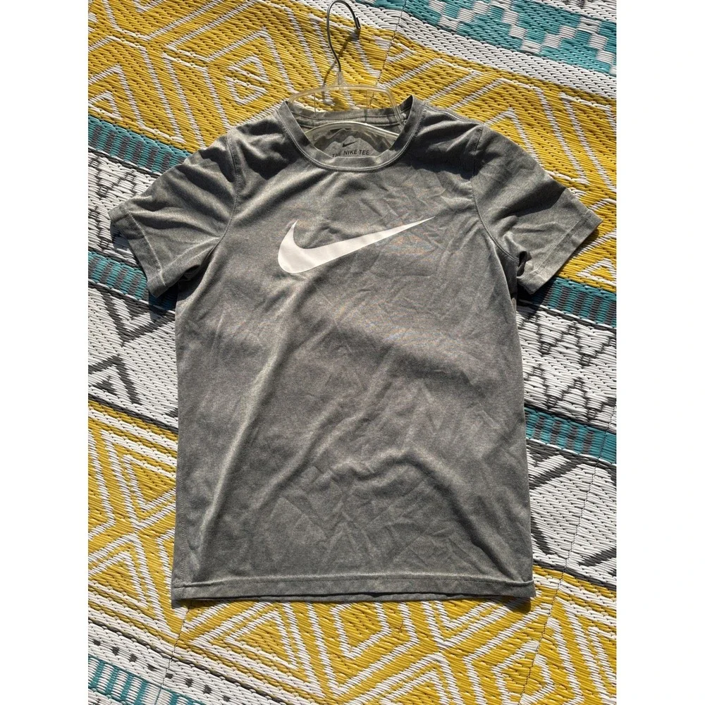 Nike Boys Dri-FIT Heather Gray Swoosh Logo Athletic Short Sleeve Tee Shirt M